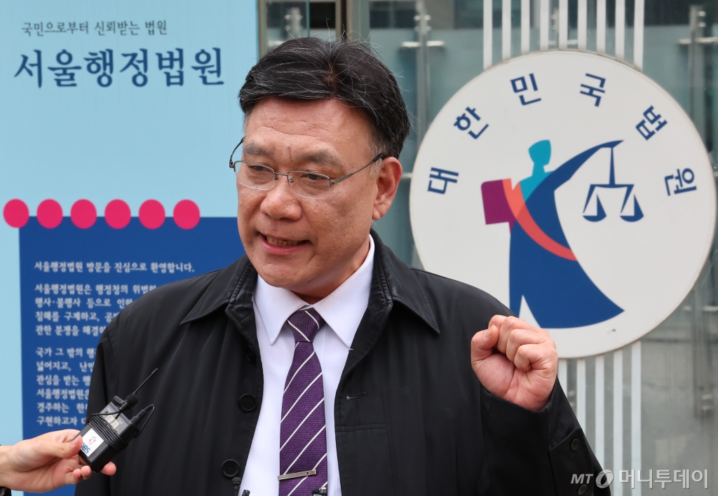 [서울=뉴시스] 최진석 기자 = 대한전공의협의회 소송대리인인 이병철 변호사가 28일 서울 양재동 서울행정법원에서 열린 대한전공의협의회가 복지부 등을 상대로 제기한 의대 증원 집행정지 심문을 마친 후 관련 브리핑을 하고 있다. 2024.03.28. myjs@newsis.com /사진=최진석