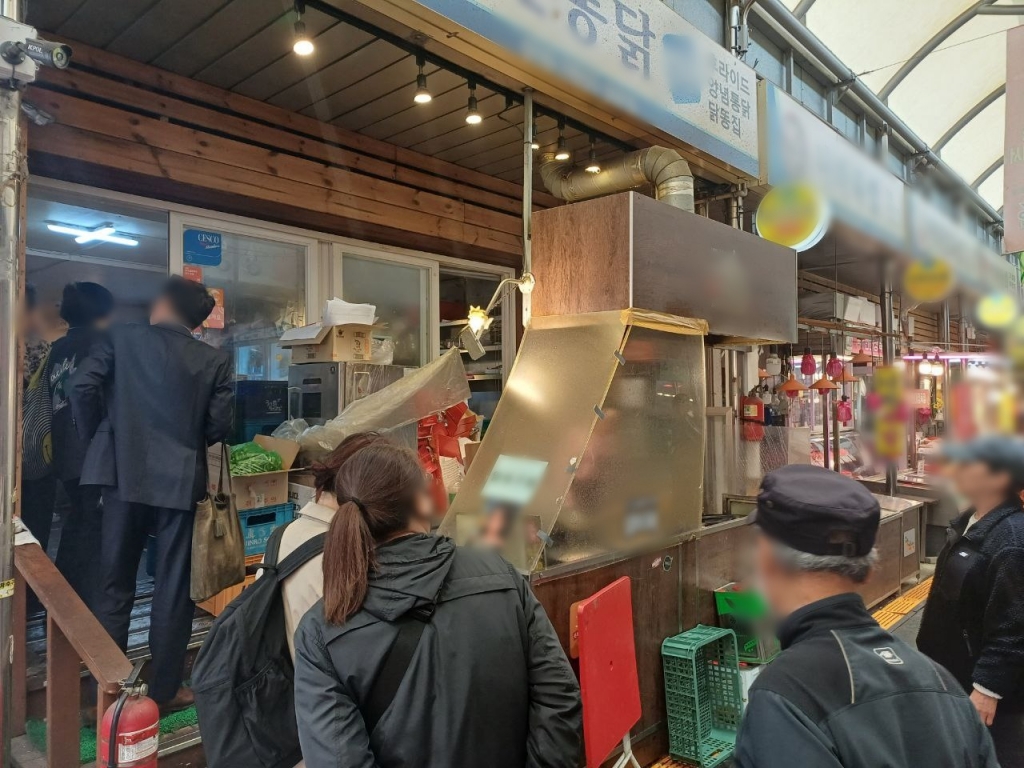 16일 오후 2시48분 청량리 통닭골목의 한 가게에 손님들이 줄을 서서 기다리고 있다/사진=오석진 기자