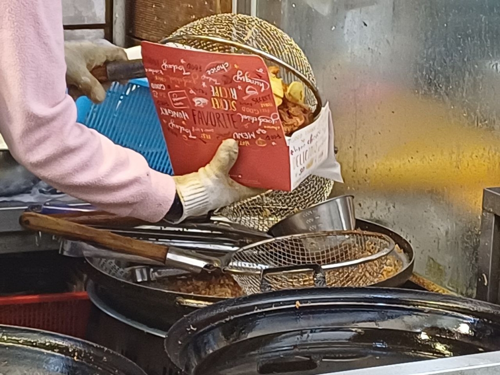 16일 오후 2시48분쯤 청량리 통닭골목의 통닭가게에서 닭을 튀겨 포장용기에 담아주는 모습/사진=오석진 기자