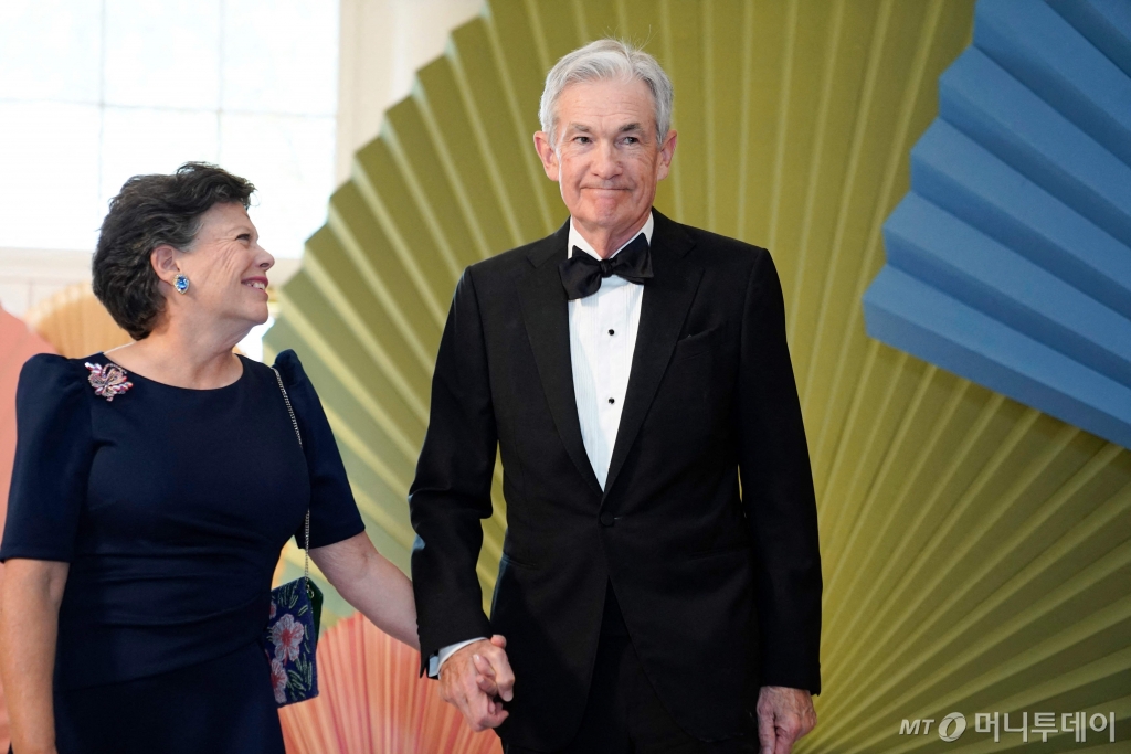 (워싱턴 AFP=뉴스1) 우동명 기자 = 제롬 파월 미국 연준 의장 부부가 10일(현지시각) 워싱턴 백악관에서 열린 기시다 후미오 일본 총리의 국빈 만찬에 도착을 하고 있다.  2024. 4. 11  ⓒ AFP=뉴스1  Copyright © 뉴스1. All rights reserved. 무단 전재 및 재배포,  AI학습 이용 금지. /사진=(워싱턴 AFP=뉴스1) 우동명 기자