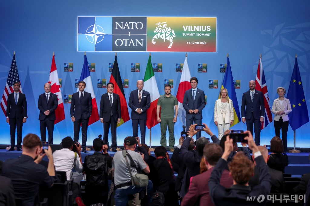 (빌뉴스 로이터=뉴스1) 우동명 기자 = 조 바이든 미국 대통령 등 G7 정상과 EU 지도부가 12일 (현지시간) 리투아니아 빌뉴스에서 열린 나토 정상회의서 포즈를 취하고 있다. 2023.7.13  ⓒ 로이터=뉴스1  Copyright © 뉴스1. All rights reserved. 무단 전재 및 재배포 금지. /사진=(빌뉴스 로이터=뉴스1) 우동명 기자