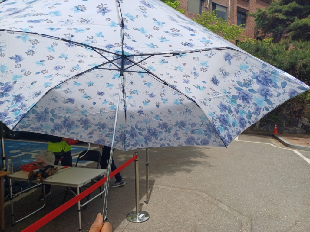 새 것처럼 깨끗하게 고쳐진 C씨의 우산/사진=오석진 기자