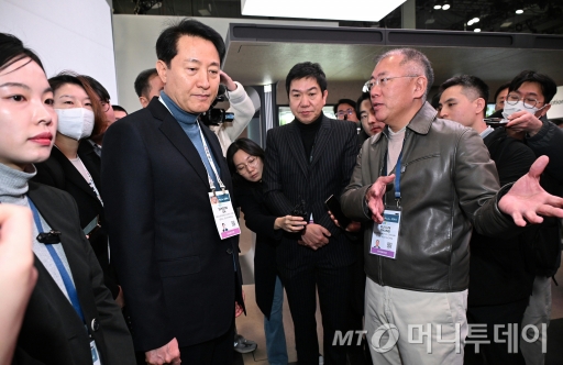 (서울=뉴스1) = 오세훈 서울시장이 9일(현지시간) 미국 라스베이거스에서 열린 'CES 2024' 내 현대자동차 부스를 방문, 정의선 현대자동차그룹 회장으로부터 설명을 듣고 있다. (서울시 제공) 2024.1.10/뉴스1  Copyright © 뉴스1. All rights reserved. 무단 전재 및 재배포,  AI학습 이용 금지. /사진=(서울=뉴스1)
