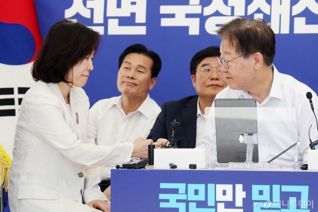 (서울=뉴스1) 민경석 기자 = 단식 8일차를 맞는 이재명 더불어민주당 대표가 7일 오전 서울 여의도 국회 본관 앞에 마련된 단식농성장을 찾은 김은경 전 혁신위원장과 인사를 나누고 있다. 2023.9.7/뉴스1  Copyright © 뉴스1. All rights reserved. 무단 전재 및 재배포 금지. /사진=(서울=뉴스1) 민경석 기자