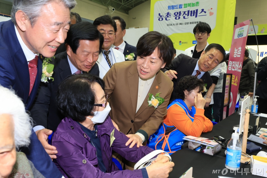 18일 충북 단양군 매포읍 매포체육관에서 열린 '농촌 왕진버스 발대식'에 참석한 송미령 농식품부장관이 의료서비스를 받고 있는 한 할머니와 이야기를 나누고 있다./사진=농식품부