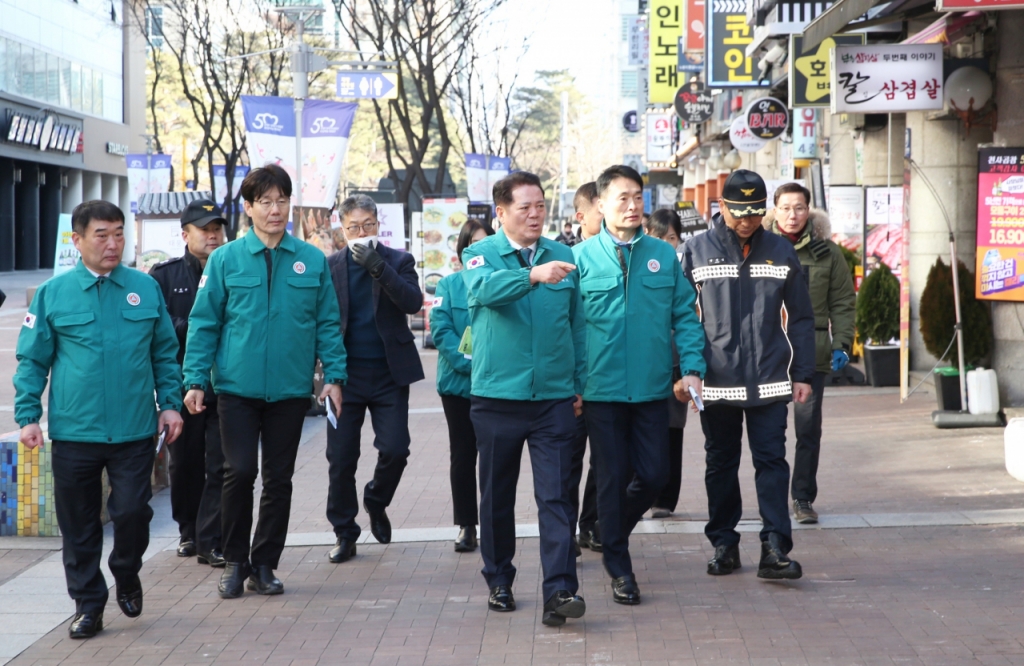 최대호 안양시장은 지난 1월 상점가가 밀집한 평촌1번가 문화의거리를 찾아 소방시설 설치와 관리 상태 등을 점검하고 있다./사진제공=안양시청