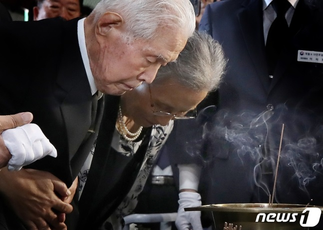 이승만 전 대통령의 양아들 이인수 박사가 지난해 9월 서울 강북구 국립4·19민주묘지 유영봉안소를 참배하고 있다. /2023.9.1. /사진=뉴스1, 공동취재단