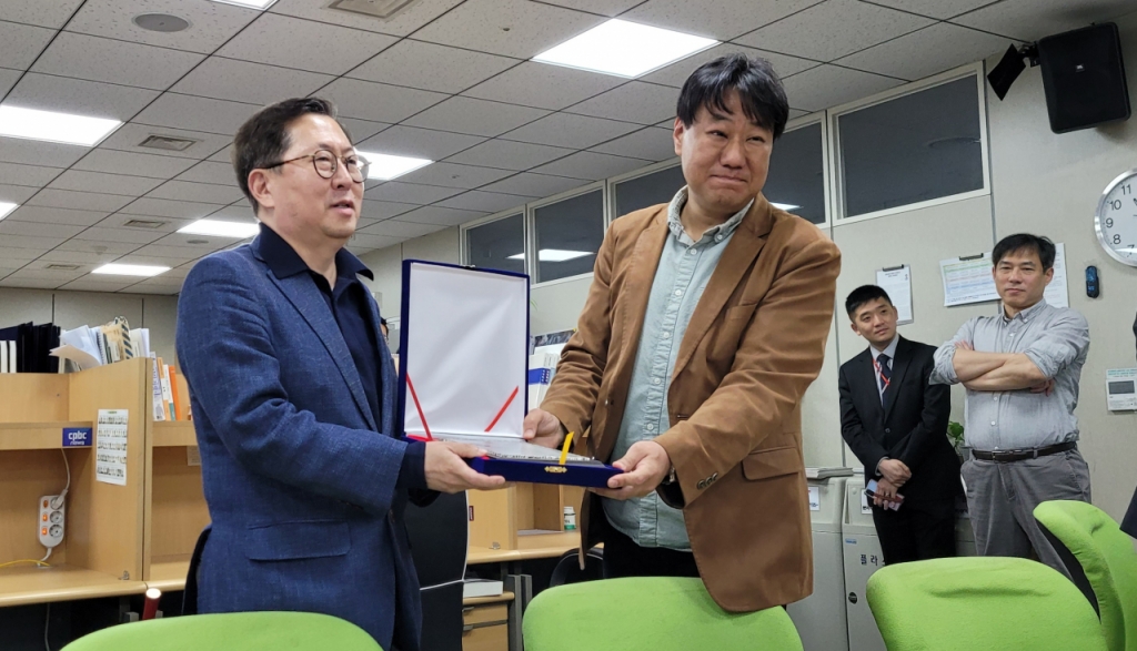 유용원 국민의미래 비례대표 당선인(왼쪽)이 18일 오전 서울 용산구 국방부 청사 기자실을 방문해 신대원 국방부 출입기자단 간사(헤럴드경제 기자)로부터 감사패를 받고 있다. / 사진=김인한 기자