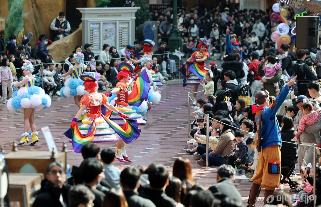 (서울=뉴스1) 박지혜 기자 = 설 연휴 마지막 날인 12일 서울 송파구 롯데월드를 찾은 시민들이 퍼레이드를 관람하고 있다. 2024.2.12/뉴스1  Copyright © 뉴스1. All rights reserved. 무단 전재 및 재배포,  AI학습 이용 금지. /사진=(서울=뉴스1) 박지혜 기자