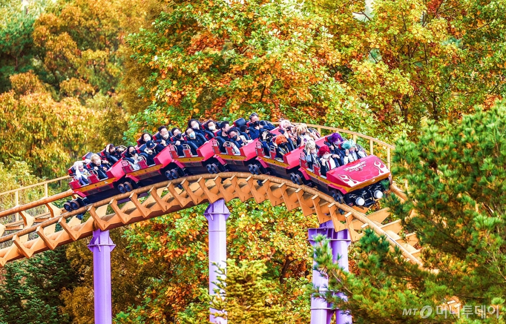 (서울=뉴스1) = 22일 단풍이 곱게 물든 경기 과천 서울랜드에서 알록달록한 단풍 사이로 놀이기구가 지나고 있다. (서울랜드 제공) 2023.10.23/뉴스1  Copyright © 뉴스1. All rights reserved. 무단 전재 및 재배포,  AI학습 이용 금지. /사진=(서울=뉴스1)