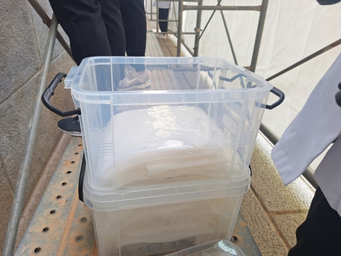 문화재청 유물과학과 직원들이 이틀동안 손수 제작한 젤란검 170개. /사진=김지은 기자