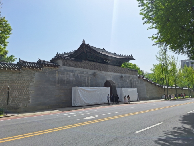 경복궁 담장 2차 보존처리 작업 모습. /사진=김지은 기자