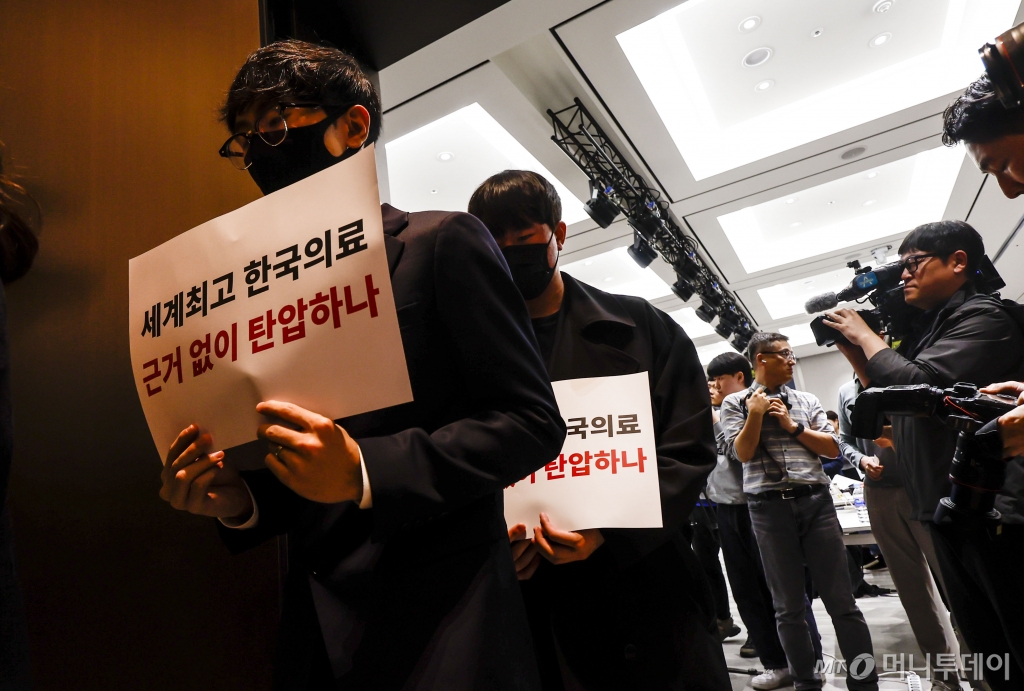 [서울=뉴시스] 정병혁 기자 = 정근영 전 분당차병원 전공의를 비롯한 전공의들이 15일 서울 용산구 대한의사협회에서 열린 정책피해 전공의 박민수 복지부 제2차관 직권남용 및 권리행사방해 혐의 집단고소 기자회견을 마친 뒤 회견장을 나서고 있다. 2024.04.15. jhope@newsis.com /사진=정병혁