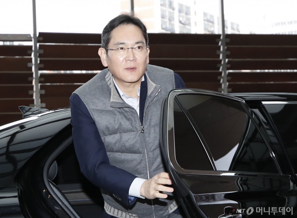 이재용 삼성전자 회장이 지난 2월 6일 오후 김포국제공항을 통해 UAE 수도 아부다비로 출국하고 있다. /사진=뉴스1