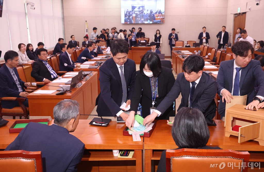  18일 서울 여의도 국회에서 열린 농림축산식품해양수산위원회 전체회의에서 국회 직원들이 '제2 양곡관리법 개정안' 등에 대한 본회의 부의 요구의 건 무기명 투표를 검표하고 있다./사진=뉴스1