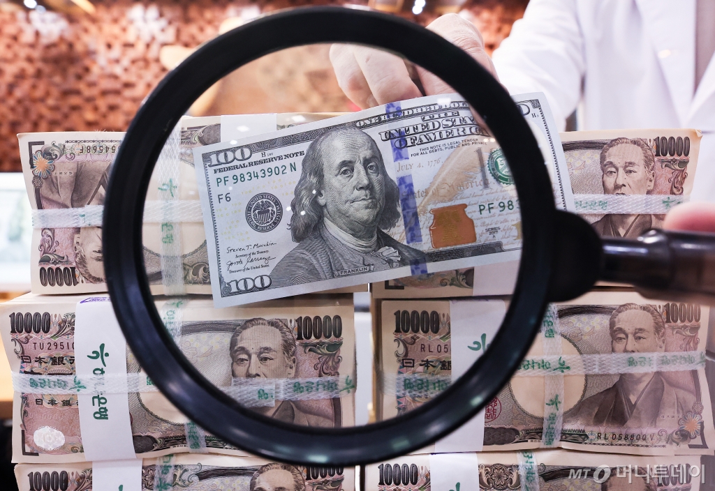 (서울=뉴스1) 김성진 기자 = 엔달러 환율이 154엔 중반까지 치솟으며 심리적 저항선인 155엔을 눈앞에 둔 16일 서울 중구 하나은행 위변조대응센터에서 직원이 엔화와 달러를 정리하고 있다. 이란의 이스라엘을 공습으로 중동 긴장이 고조되며 엔화 환율은 달러당 154엔 중반까지 올라 엔화 가치는 1990년 6월 이후 34년 만에 최저를 다시 갈아 치웠다. 2024.4.16/뉴스1 Copyright © 뉴스1. All rights reserved. 무단 전재 및 재배포, AI학습 이용 금지. /사진=(서울=뉴스1) 김성진 기자