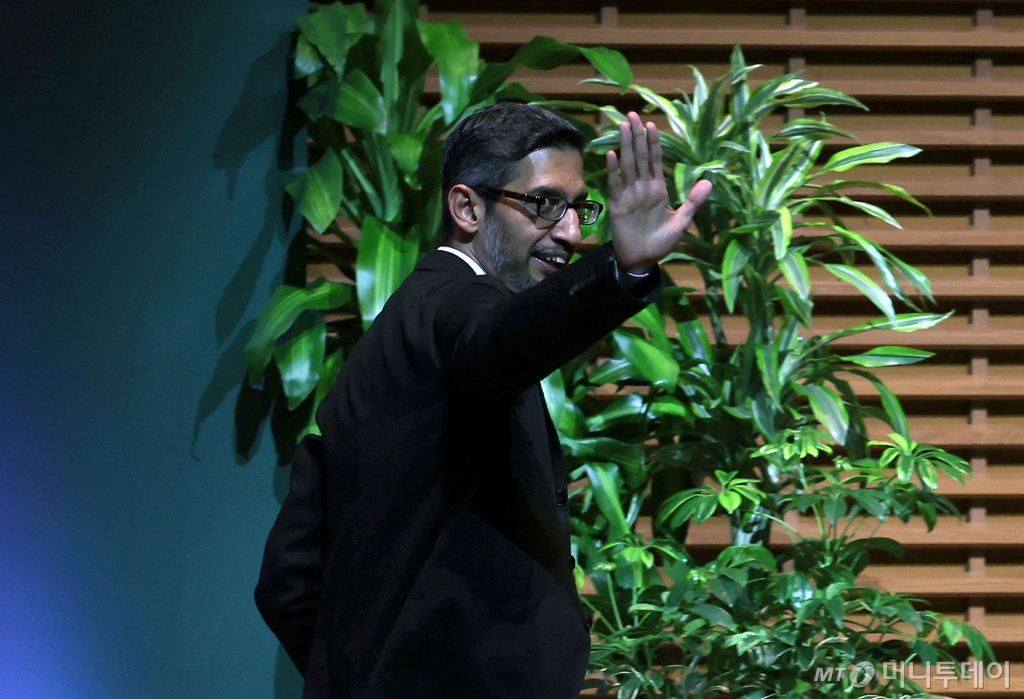 (스탠퍼드 AFP=뉴스1) 우동명 기자 = 순다르 피차이 구글 CEO가 3일(현지시간) 캘리포니아주 스탠퍼드대에서 열린 포럼에 참석한 뒤 떠나며 손을 흔들고 있다. 2024. 4. 4 ⓒ AFP=뉴스1 Copyright © 뉴스1. All rights reserved. 무단 전재 및 재배포, AI학습 이용 금지. /사진=(스탠퍼드 AFP=뉴스1) 우동명 기자