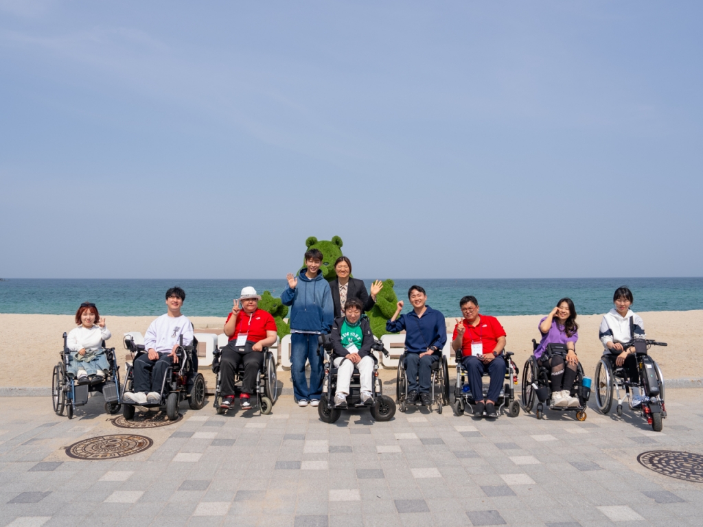 장미란 문체부 차관이 19일 강릉 연곡해변에서 '행복 나눔여행' 참가자들과 함께 기념사진을 찍고 있다.