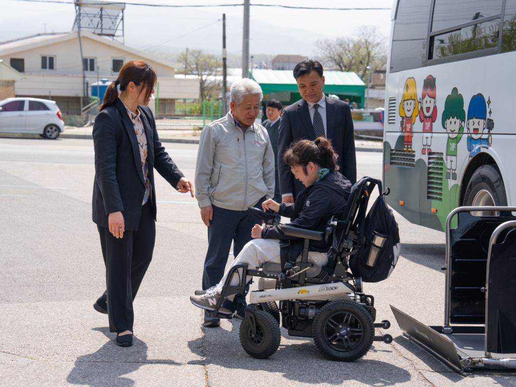 장미란 문체부 차관이 19일 강릉에서 휠체어 리프트를 싣고 내리는 특장버스의 작동상황을 직접 점검하고 있다.