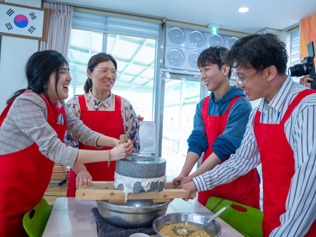 장미란 문체부 차관이 19일 강릉 소금강마을 에코체험센터에서 '행복 나눔여행' 참가자들과 순두부만들기 체험을 하고 있다.