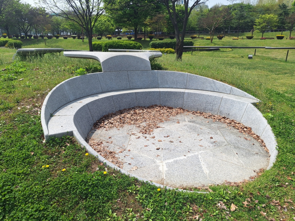 서울 영등포구 여의도 한강공원에 놓인 원형 의자. 시민들이 앉아서 쉴 수 있도록 마련된 원형의자는 철지난 가을 낙엽들이 수북이 쌓여있었다. /사진=김지은 기자