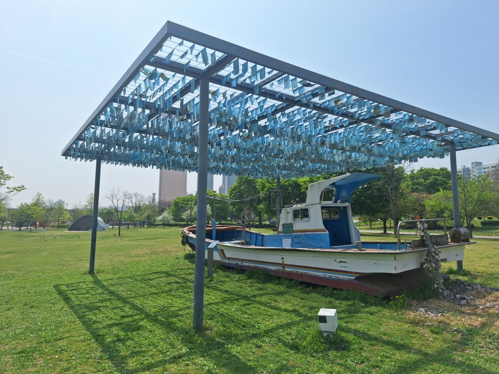 서울 영등포구 여의도 한강공원 잔디밭 위에 놓인 배 조형물. 해당 작품 설명에는 '바다바람은 남해호를 통해 보이지 않지만 존재하는 것을 상상하는 이야기에서 시작되었다. 어선이 바다에서 땅까지 오는 여정과 보이지 않는 바람을 느낄 수 있다'고 적혀있다./ 사진=김지은 기자