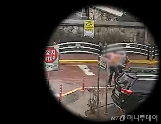 체급으로 봤을 때 김 경장이 불리한 상황이었다. 남성은 190㎝에 달하는 거구로 김 경장보다 20㎝ 이상 컸다. 남성은 만취한 상태라 몸이 더 무거운 상태였다. 김 경장도 잠시 밀리는 듯했다. 김 경장과 남성이 대치하는 모습./사진=경찰청 유튜브