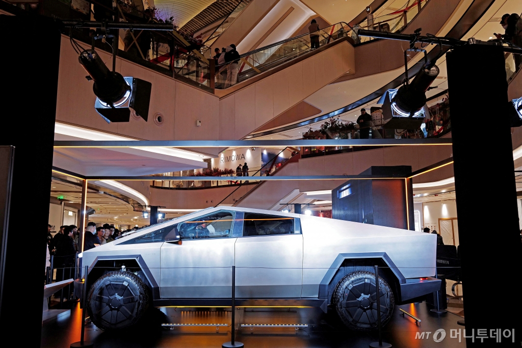 (상하이 로이터=뉴스1) 정지윤 기자 = 28일(현지시간) 중국 상하이의 한 쇼핑몰에 미국 전기차 기업 테슬라의 야심작으로 평가받는 '사이버트럭'이 전시돼 있다. 2024.01.28  ⓒ 로이터=뉴스1  Copyright © 뉴스1. All rights reserved. 무단 전재 및 재배포,  AI학습 이용 금지. /사진=(상하이 로이터=뉴스1) 정지윤 기자