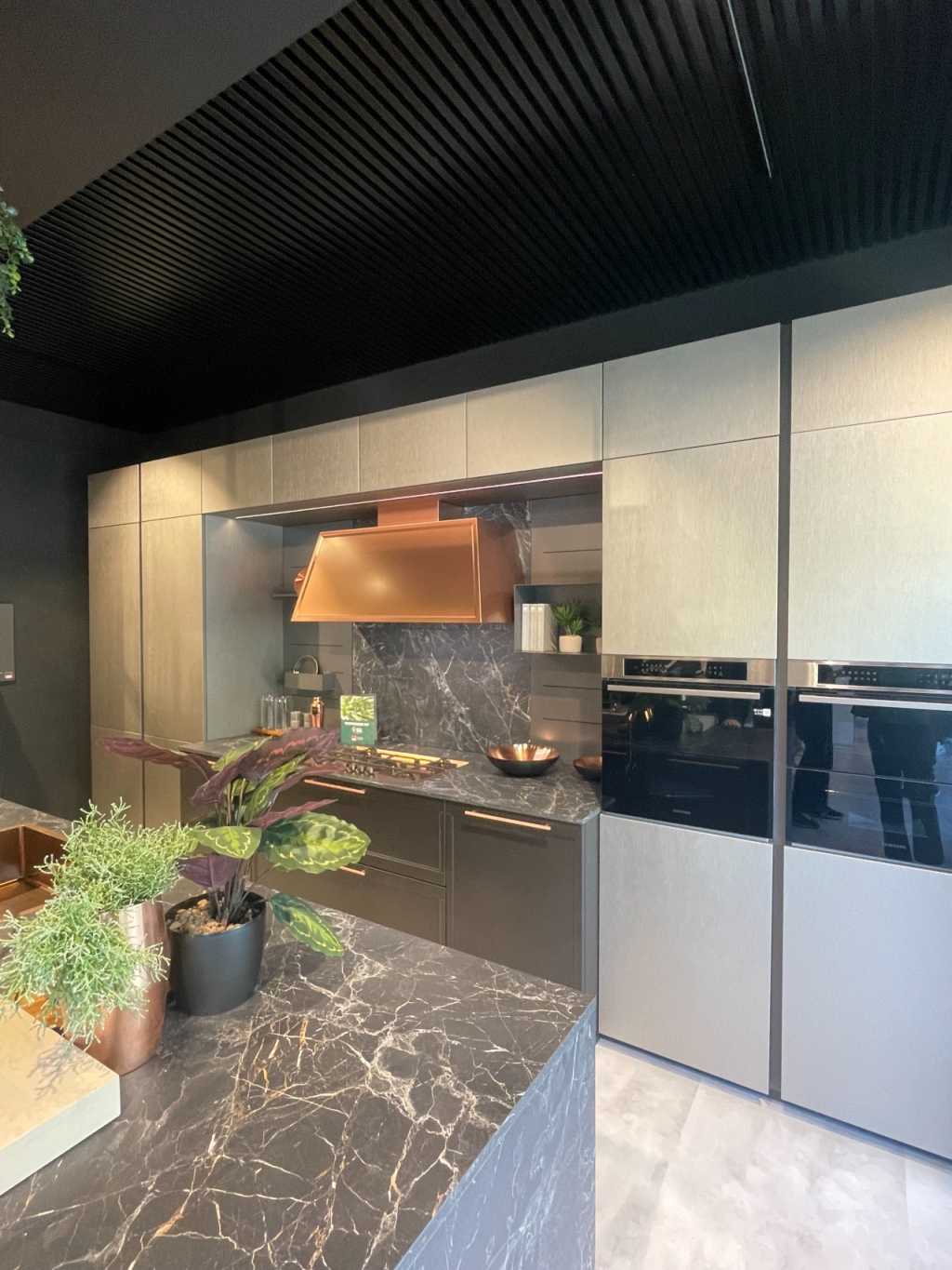 이탈리아 가전 브랜드 '루베'의 빌트인 가구에 삼성전자 오븐이 설치된 모습/사진=한지연기자