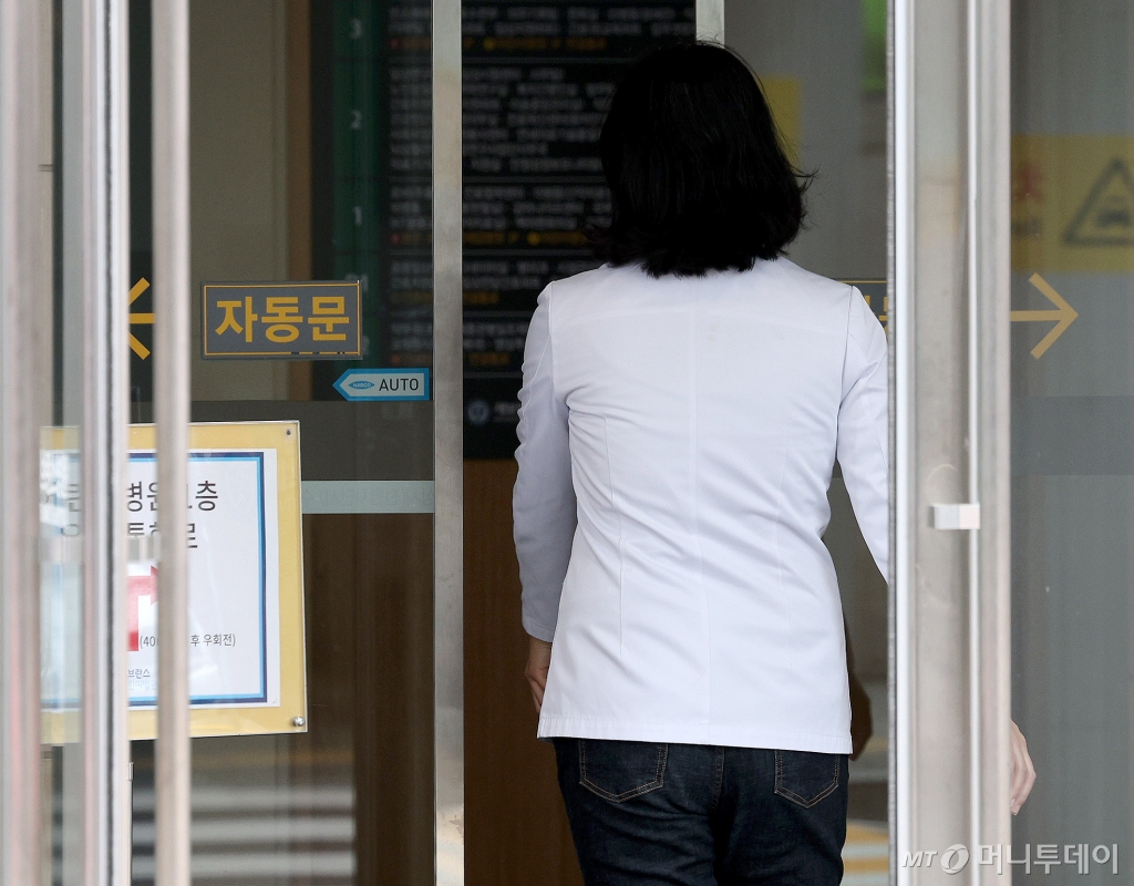 (서울=뉴스1) 장수영 기자 = 의대 증원을 놓고 의정갈등이 이어지고 있는 21일 오전 서울시의 한 병원에서 의료진이 이동하고 있다. 2024.4.21/뉴스1  Copyright © 뉴스1. All rights reserved. 무단 전재 및 재배포,  AI학습 이용 금지. /사진=(서울=뉴스1) 장수영 기자