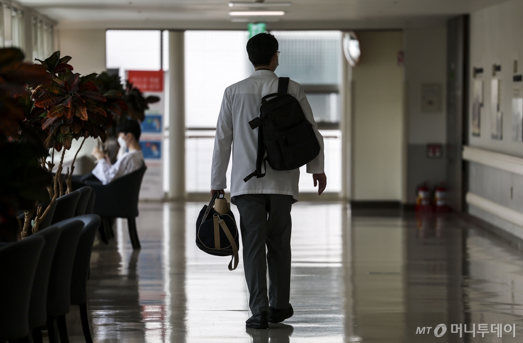 [서울=뉴시스] 정병혁 기자 = 21일 서울시내 대학병원에서 의료진이 이동하고 있다. 대한의사협회 비상대책위원회는 지난 20일 회의를 열고 대학별로 증원된 의대 정원을 2025학년도에 한해 50~100% 범위에서 자율적으로 뽑게 하겠다는 정부안에 대해 거부 의사를 밝혔다. 2024.04.21. jhope@newsis.com /사진=정병혁