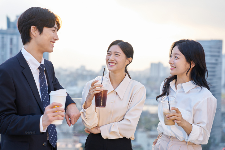 직장 내 유부녀들 모임에서 청일점인 남편 때문에 불안하다는 아내의 사연이 전해졌다. /사진=게티이미지뱅크