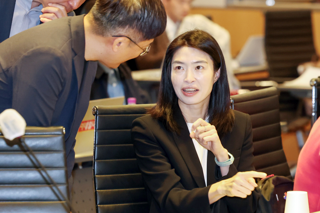 정신아 카카오 대표가 지난 4일 오전 서울 영등포구 여의도 한국경제인협회 컨퍼런스센터에서 열린 'AI전략 최고위 협의회 출범식 및 제1차 회의'에 참석해 대화를 나누고 있다. /사진=뉴스1.