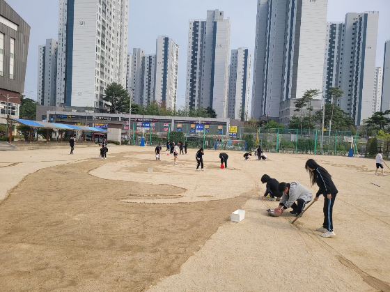 물을 부으며 그림을 함께 만들어가는 학생들. 생각해보면, 12년의 학창 시절 중 이리 함께 무언가 열중해 몰입해본 적이 얼마나 됐었을지. 그 과정에서 자연스레 힘을 합쳤다./사진=김동은 선생님 제공