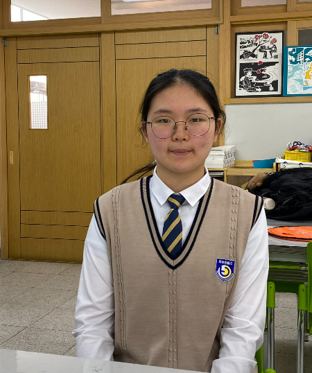 "뭔가 우리나라에 대해서 좀 더 자세히 생각을 하게 된 것 같아요." 김구 선생님을 그린 뒤, 달라진 게 있느냐는 물음에 지유 학생은 이리 답했다./사진=우리나라 미래가 참으로 밝다고 생각하며(그 전까진 의심한 적도 있었지만) 사진을 찍은 남형도 기자