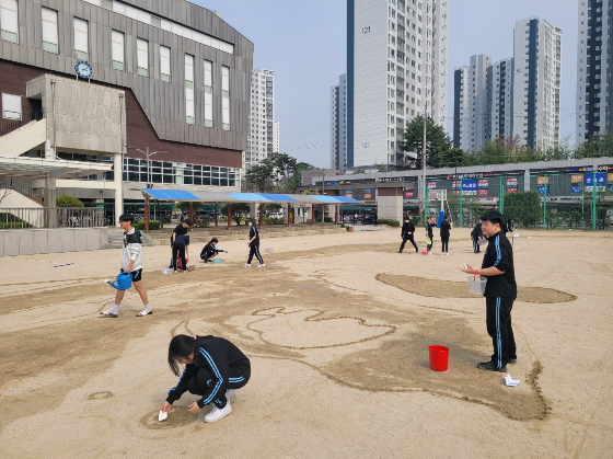 이 그림이 어떻게 되어가는지 의심하거나 불안한 마음도 있었을텐데. 선생님을 믿고, 서로를 믿고, 잘해낼 거라고 믿었다./사진= 김동은 선생님 제공