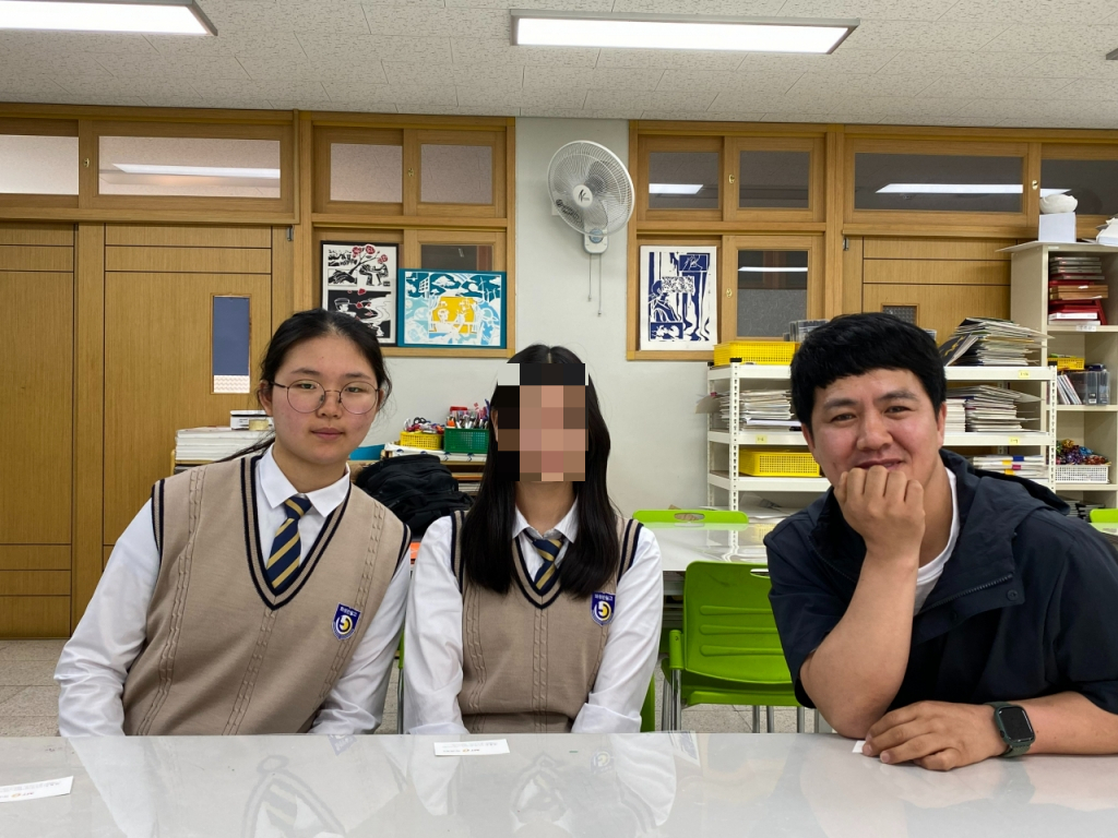 왼쪽부터, 기자에게 메일로 제보해준 김지유 학생(인스타 친구이기도 함), 정지우 학생(반장), 미술을 가르치는 김동은 선생님(1학년 8반 담임쌤). 좋은 스승님과 그 뜻을 열심히 따라준 좋은 제자들./사진=학창시절 12년을 돌아보게 된 남형도 기자