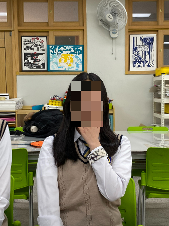 손을 가리고 수줍게 웃던 1학년 8반 반장, 정지우 학생. "물을 뿌리면 끝인데, 막대로 선을 한 번 더, 선명하게 그었어요." 김구 선생님 그림을 그리 잘 그리고 싶은 마음이었다고./사진=참으로 기특해서 함박 미소를 짓고 있던 남형도 기자