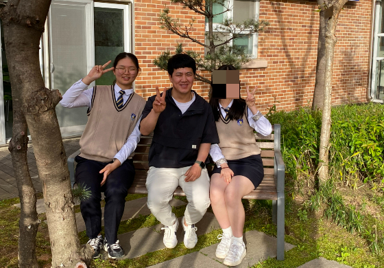 1학년 8반을 대표해 인터뷰를 해준 고마운 두 학생. 김지유 학생(왼쪽)과 정지우 학생(오른쪽). 가운데는 남학생처럼 앉아 있지만 실은 나이가 훨씬 많으신 김동은 선생님./사진=인류애를 가득 충전한 남형도 기자