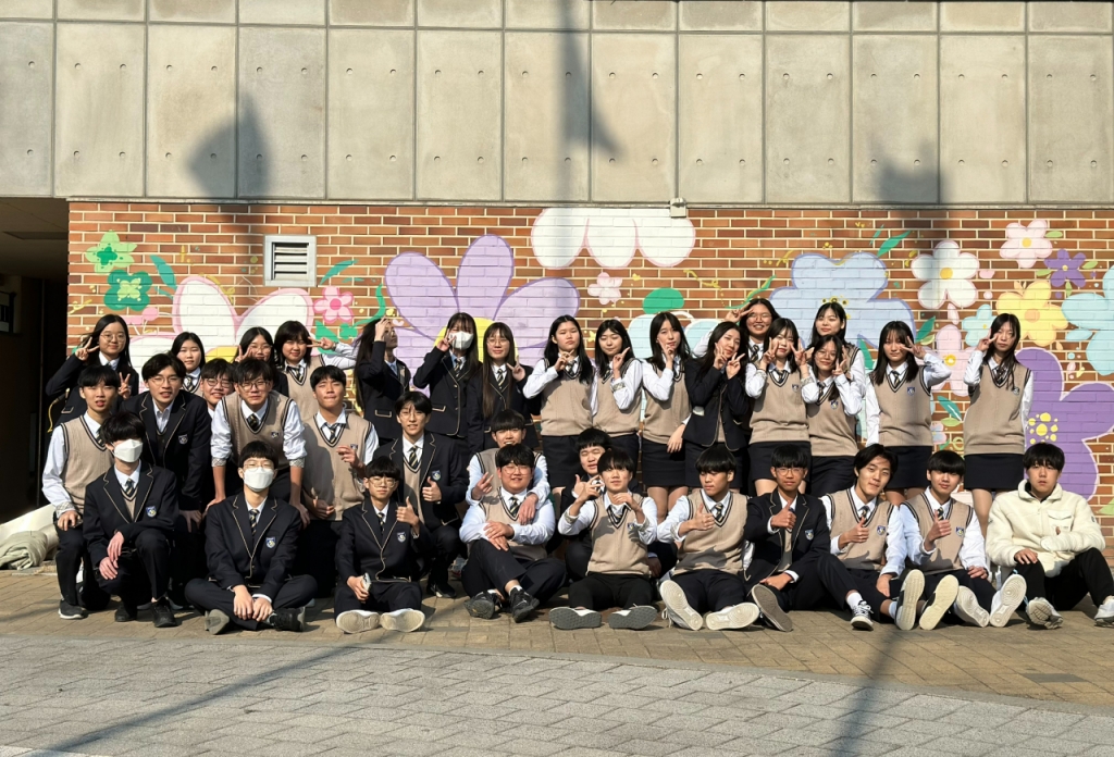 인터뷰를 다 담진 못했지만, 김구 선생님 그림을 함께 그린, 화성반월고 1학년 8반 학생들. 덕분에 대한민국 임시정부 수립일을 외웠어요. 앞으론 잊지 않을 것 같고요. 고맙습니다. 정말 고생 많았어요./사진=김동은 선생님 제공