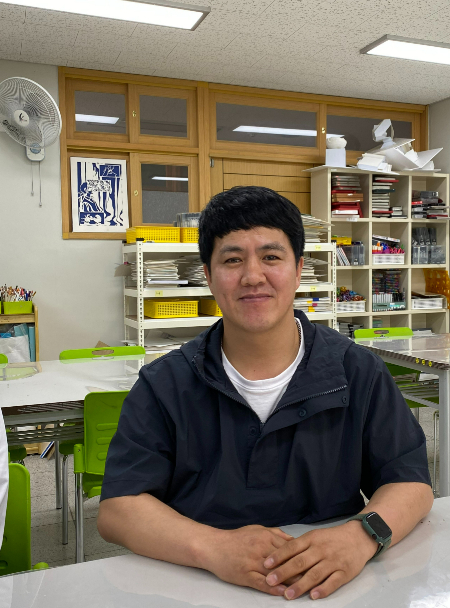 김동은 선생님이 화성반월고가 아닌 다른 고등학교에 부임하던 시절, 기억하는 장면이 있다고 했다. 고3 담임을 했을 때였다. "한국사 모의고사 때, 답안지를 한 줄로 쭉 긋고 엎드려 자는 모습을 봤어요." 역사 의식에 조금이나마 관심을, 올바르게 가졌으면 하는 마음. 뭣보다 이 과정을 함께하는 게 좋고 즐거워서. 선생님은 2015년부터 여섯 번을, 운동장에 김구 선생님 그림을 그렸다./사진=남형도 기자