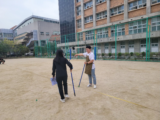 옥상에서 진두지휘만 해도 되는데, 점심을 거르고 큰 막대기를 들고 다니고, 옥상에 몇 번씩 왔다갔다하며 모든 과정을 함께한 김동은 선생님. 학생들은 그 모습을 보고 더 열심히 하게 됐다고 했다. 진정한 리더랄까./사진=김동은 선생님 제공