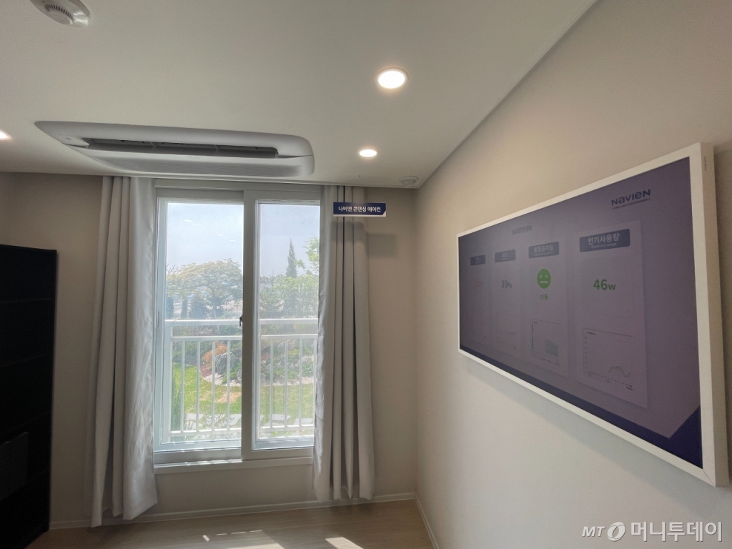 콘덴싱 에어컨을 설치한 서재. 물을 증발시키면 주변의 열을 빼앗는 콘덴싱 방식으로 냉방을 한다. 환기청정기의 기능을 탑재하기 때문에 정화된 바깥 공기를 에어컨이 내뿜으며 실내 공기를 환기도 해준다. 일반 에어컨과 비교해 전력 사용은 적고 실내 대기 오염도 줄이는 장점이 있다./사진=김성진 기자.