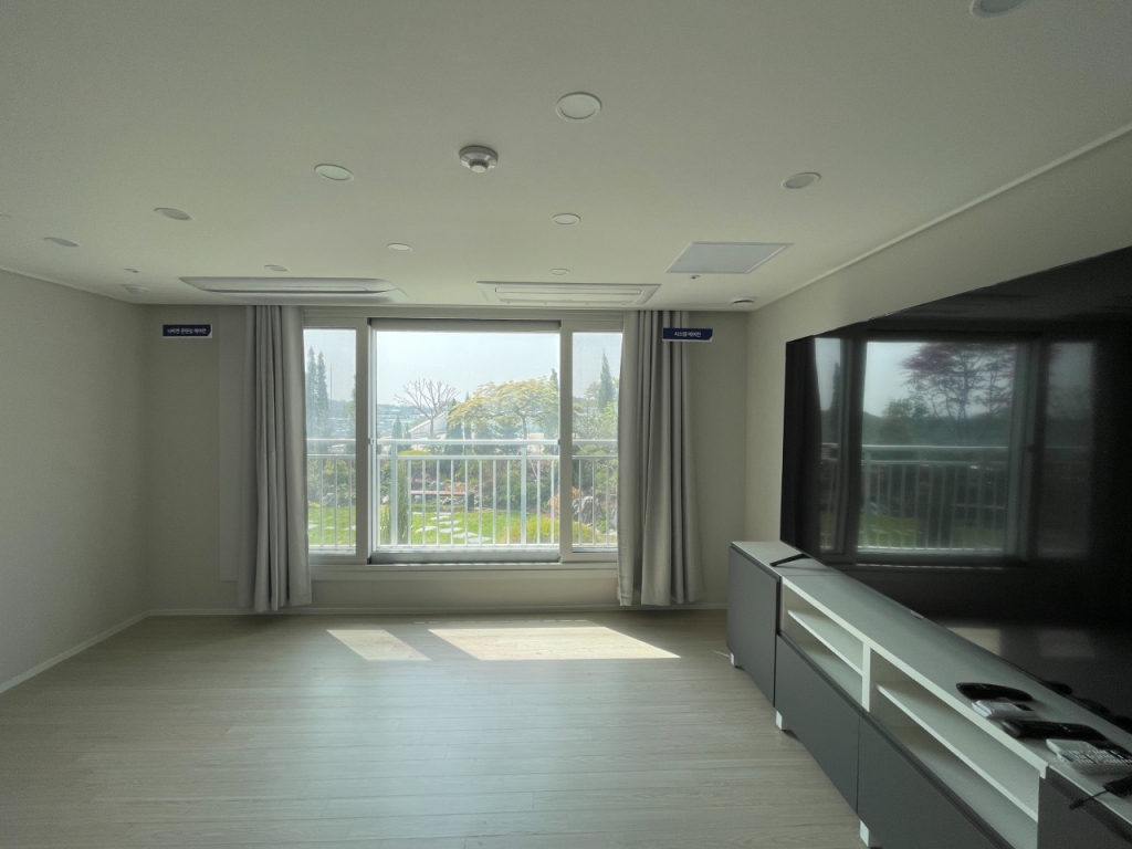 실증 주택의 거실. 콘덴싱 에어컨과 일반 에어컨을 같이 설치했다. 일반 에어컨만 가동했을 때는 전력 사용이 많고 대기 오염이 그대로이지만 콘덴싱 에어컨을 켜면 적은 전력으로 대기 오염까지 줄였다./사진=김성진 기자. 