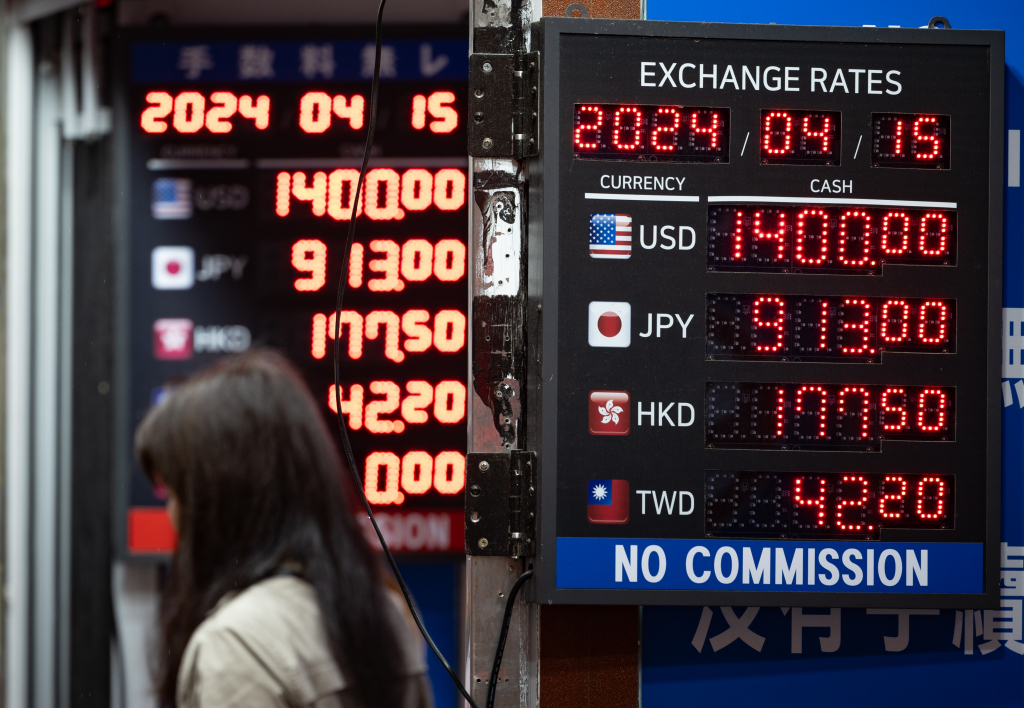 지난 15일 오후 서울 중구 명동거리에 위치한 환전소에 거래되고 있는 환율이 표시되고 있는 모습. /사진=뉴스1