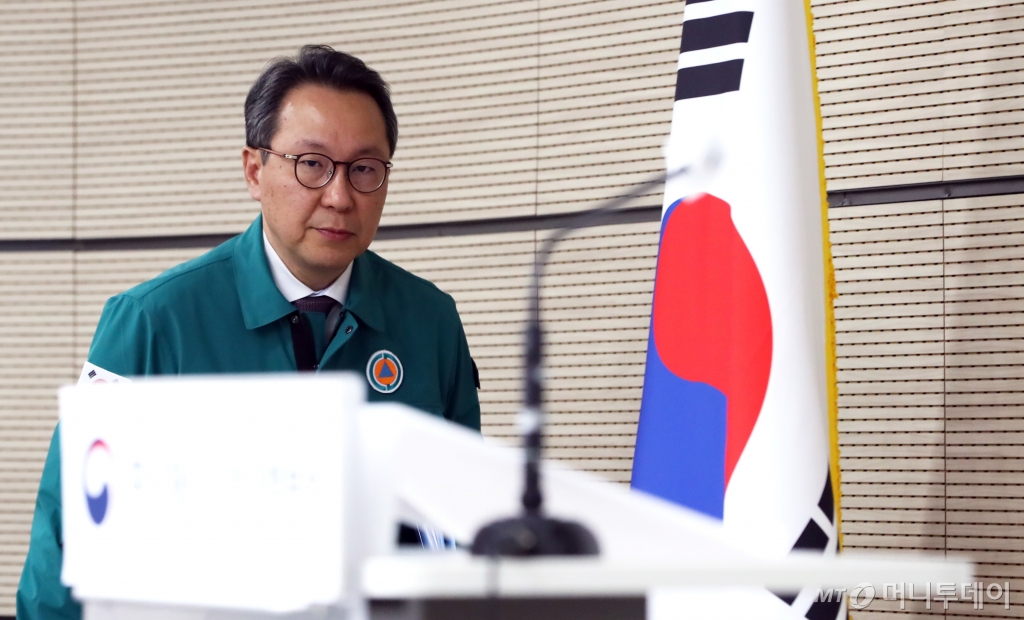 (세종=뉴스1) 김기남 기자 = 박민수 중앙재난안전대책본부 제1총괄조정관(보건복지부 제2차관)이 22일 오전 세종시 정부세종청사에서 의사집단행동 관련 브리핑을 위해 입장하고 있다. 2024.4.22/뉴스1  Copyright © 뉴스1. All rights reserved. 무단 전재 및 재배포,  AI학습 이용 금지. /사진=(세종=뉴스1) 김기남 기자