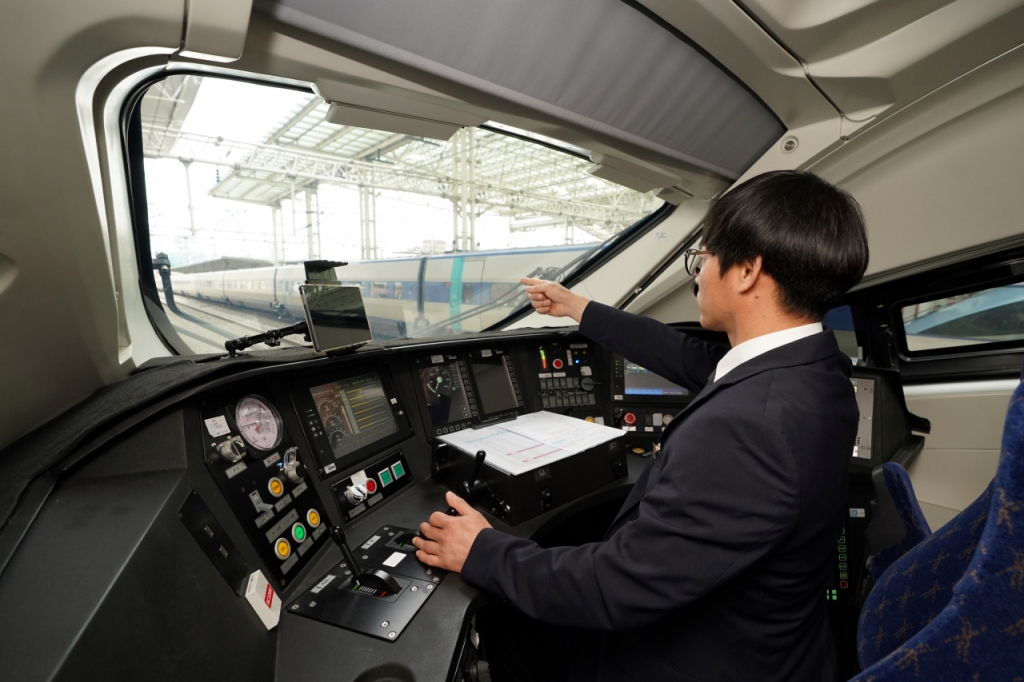22일 한국철도공사(코레일)가 'KTX-청룡' 시승행사를 진행했다. KTX-청룡 운전실 내부./사진제공=코레일