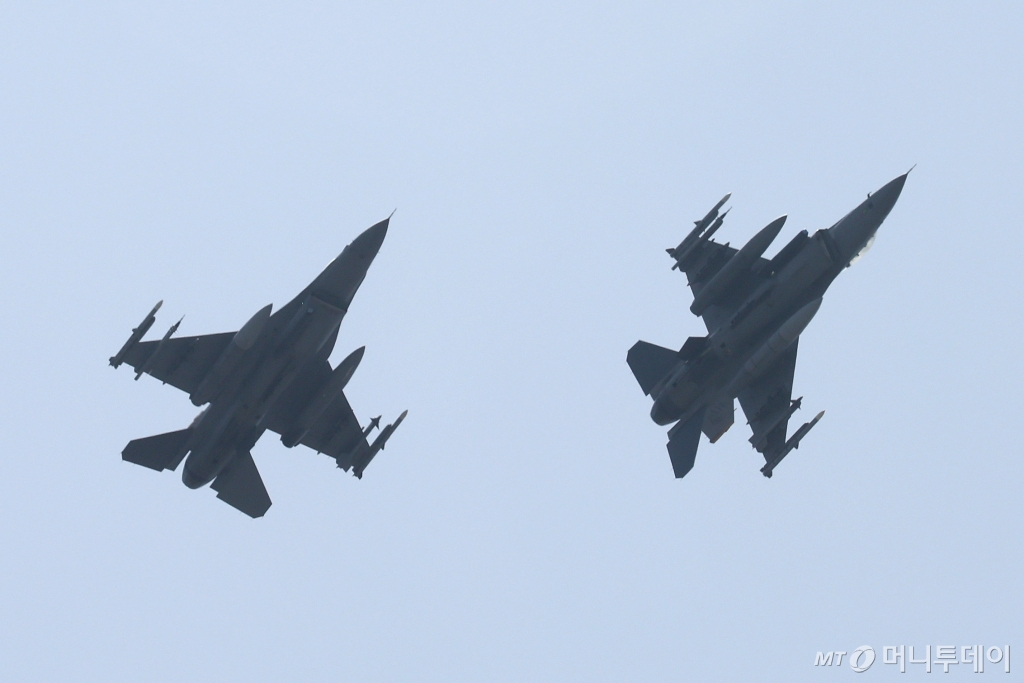 19일 전북 군산 공군기지에서 열린 '2024년 연합편대군 종합훈련(KFT·Korea Flying Training)'에서 미공군의 F-16 전투기들이 비행을 하고 있다. 사진은 기사와 연관 없음 (국방일보 제공) 2024.4.19/뉴스1 Copyright © 뉴스1. All rights reserved. 무단 전재 및 재배포, AI학습 이용 금지. /사진=(서울=뉴스1) 신웅수 기자