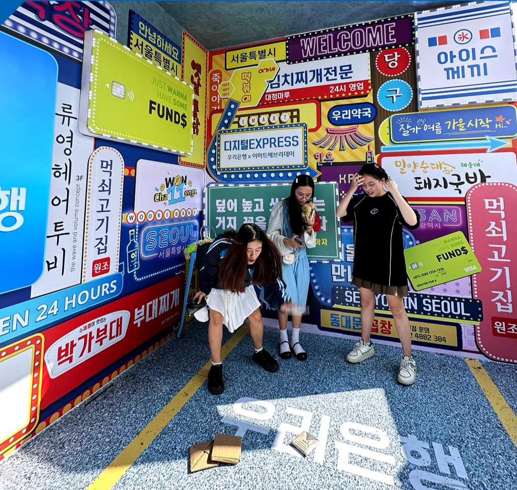 하노이사범대학에서 열린 카드데이 행사 우리은행 부스를 찾은 방문객들이 한국식 딱지치기를 체험하고 있다. 2023.10.6/사진=베트남우리은행 