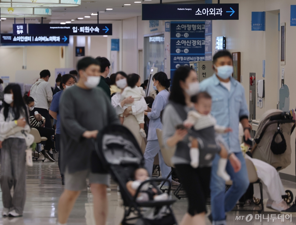 [서울=뉴시스] 김진아 기자 = 정부의 의대 증원과 필수의료 정책 패키지에 반대해 서울대병원 소아청소년과 소아신장분과 교수 2명이 최근 사직서를 낸 사실이 알려지면서 환자들 우려가 커지고 있는 23일 서울의 한 어린이병원이 환자들로 붐비고 있다. 2024.04.23. bluesoda@newsis.com /사진=김진아